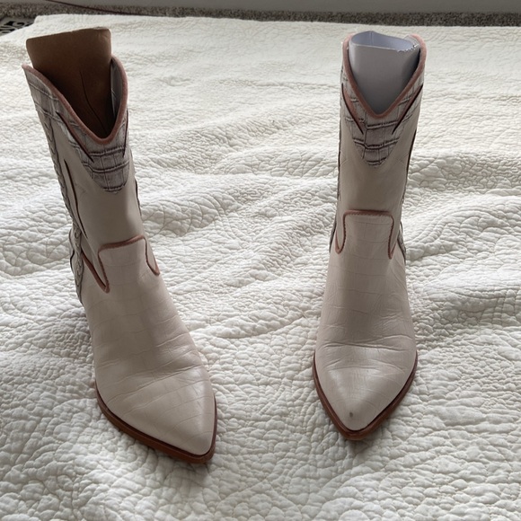 Super Cute Dolce Vita Booties size 6.5 - Picture 7 of 7